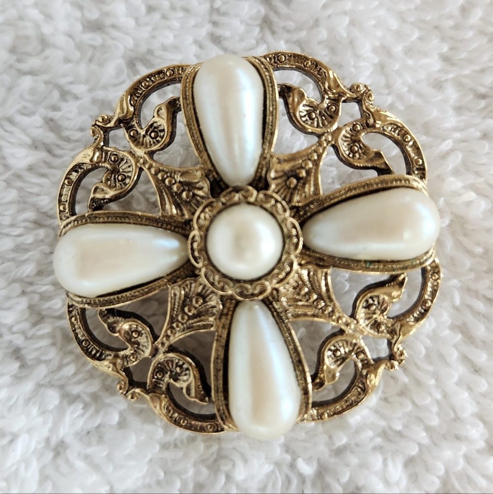 👉*VTG* DIAMANTE BROOCH PIN ~ANTIQUE GOLD TONE METAL & SYNTHETIC PEARLS